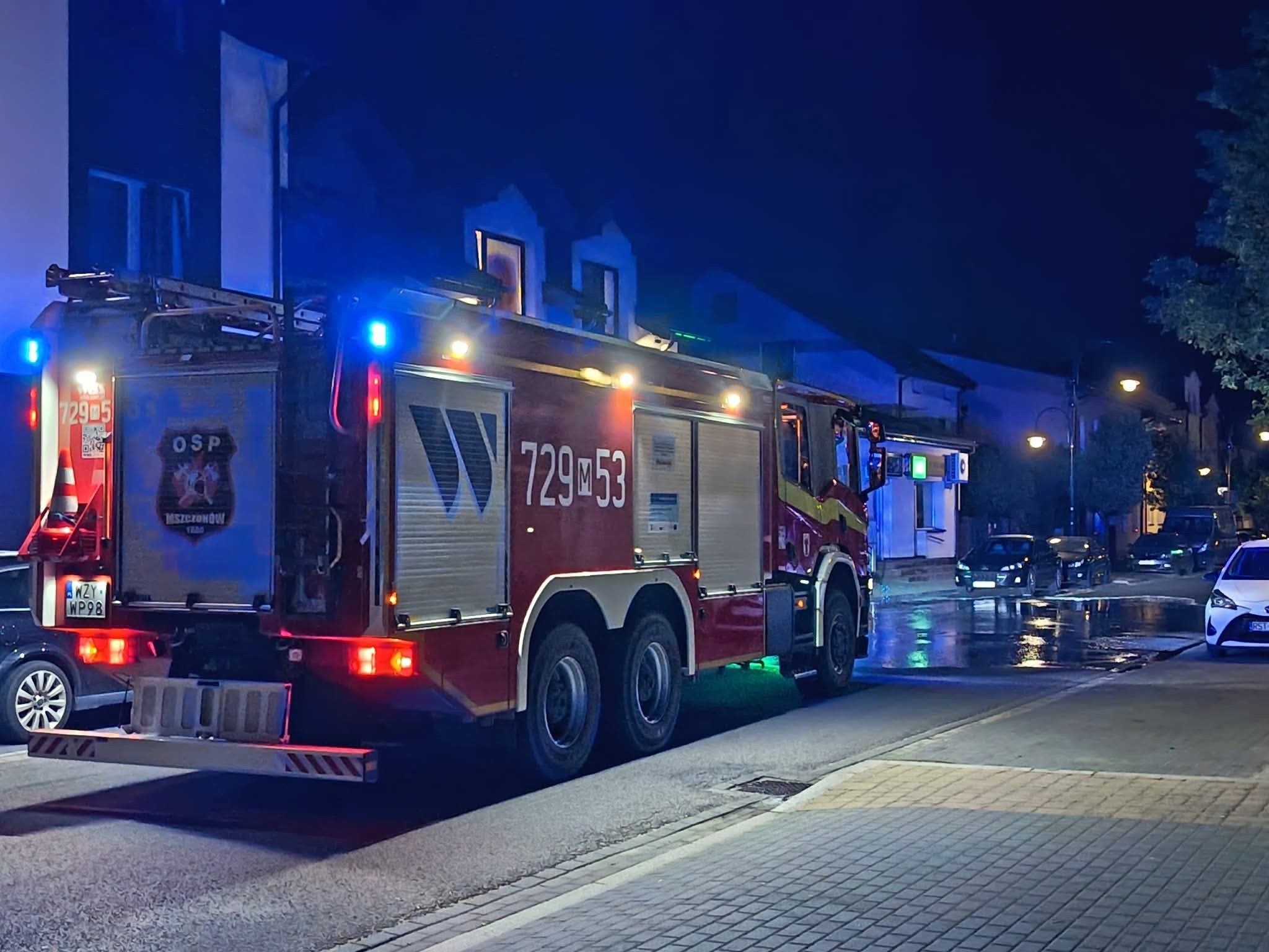 Samochód GCBA OSP Mszczonów podczas usuwania plamy oleju w Mszczonowie