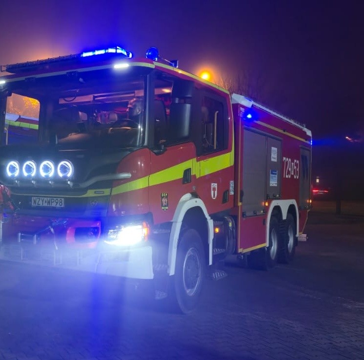 GCBA OSP Mszczonów podczas nocnego wyjazdu do alarmu z monitoringu przeciwpożarowego