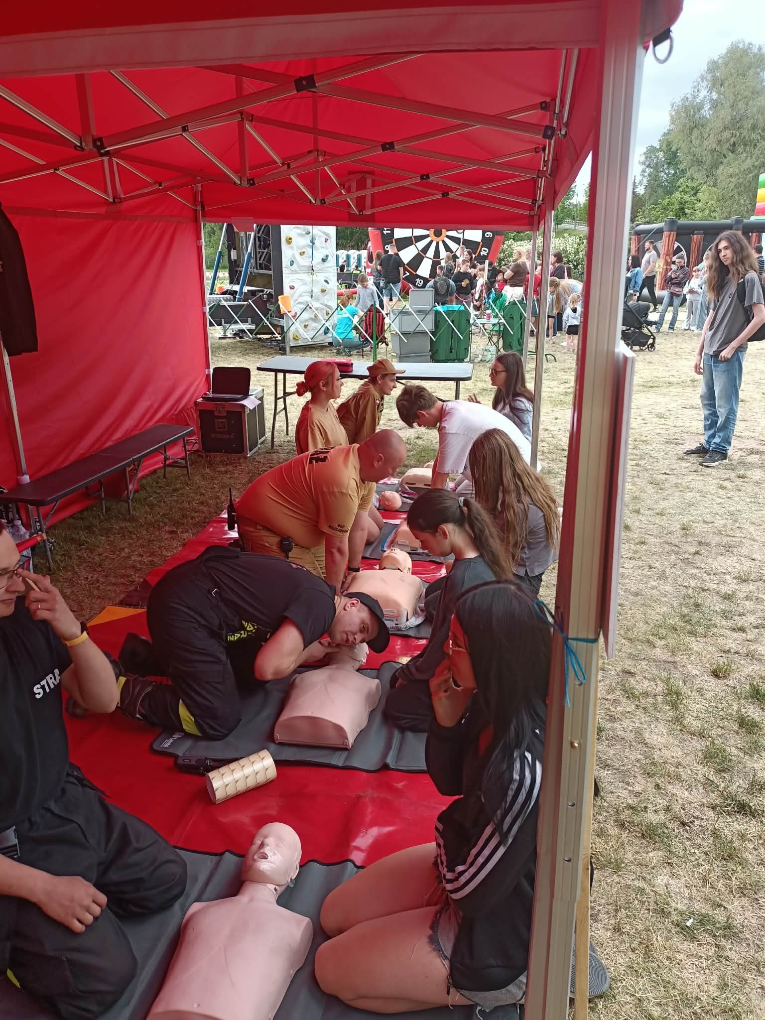 First aid training in the OSP Mszczonów tent during Children's Day in the Municipal Park