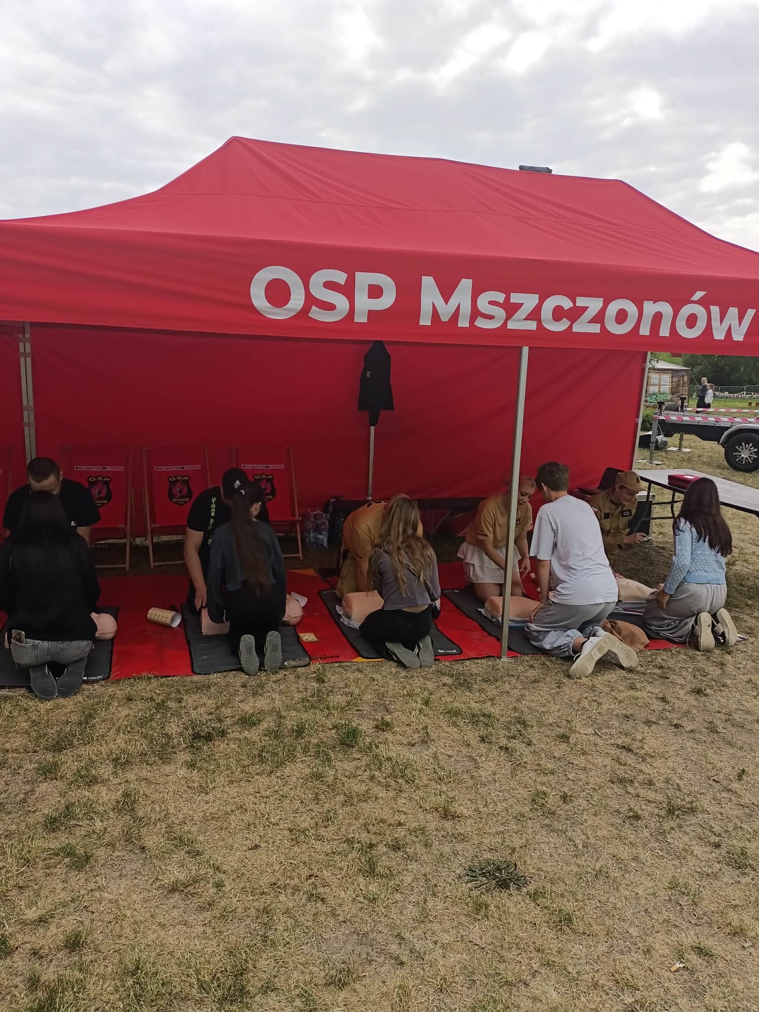 First aid exercises under the OSP Mszczonów tent during Children's Day