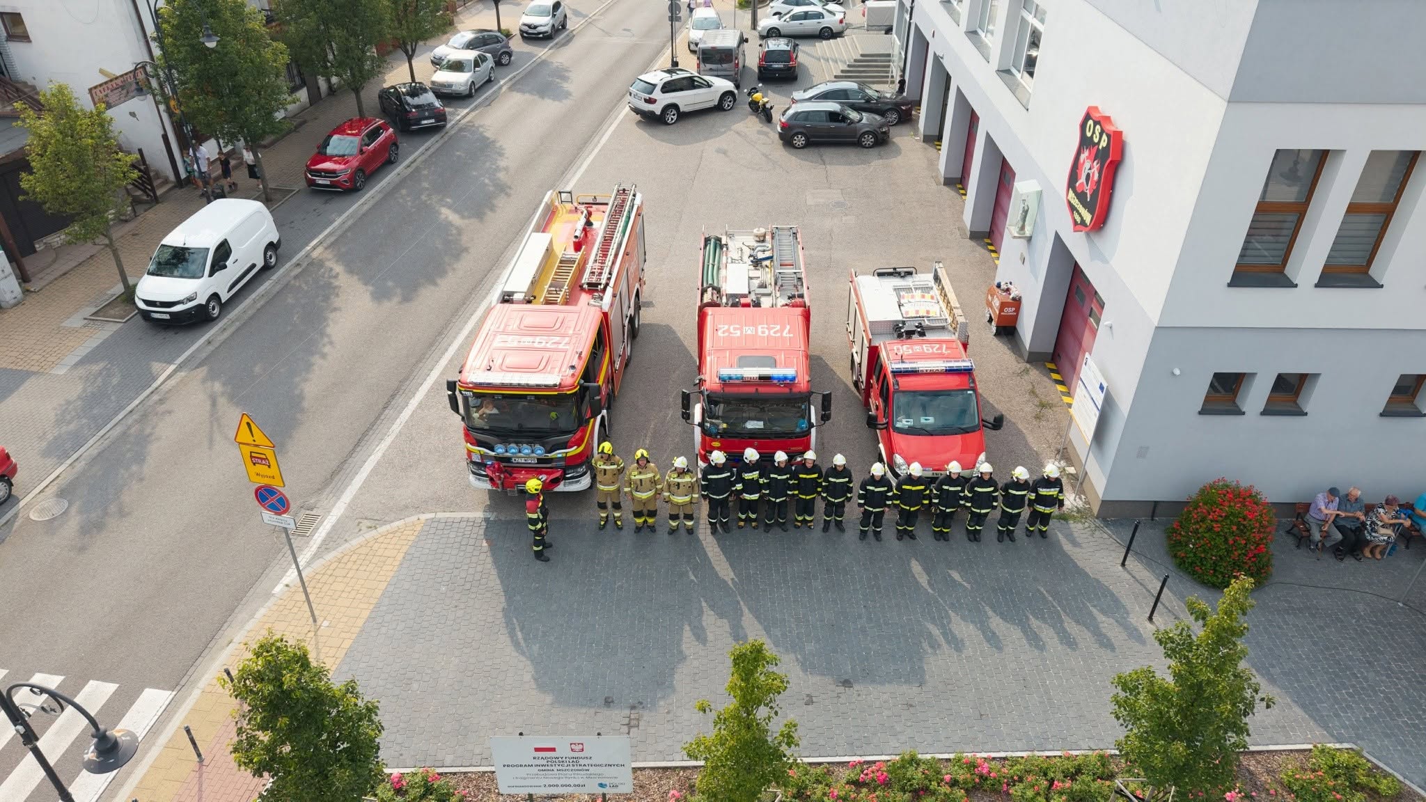 Strażacy OSP Mszczonów podczas obchodów Godziny W przed strażnicą
