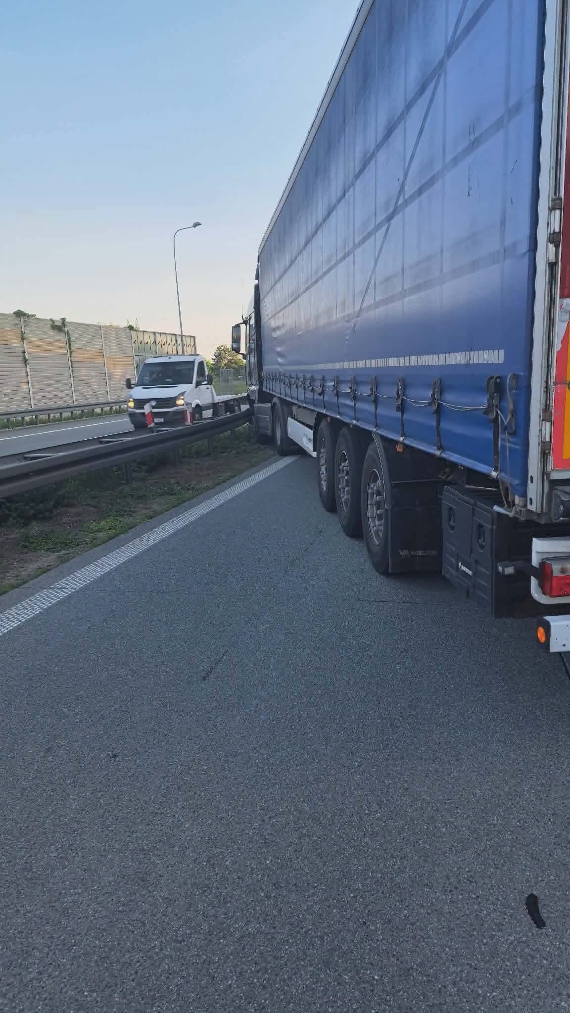 Samochód ciężarowy po kolizji na trasie S8 w Hucie Zawadzkiej