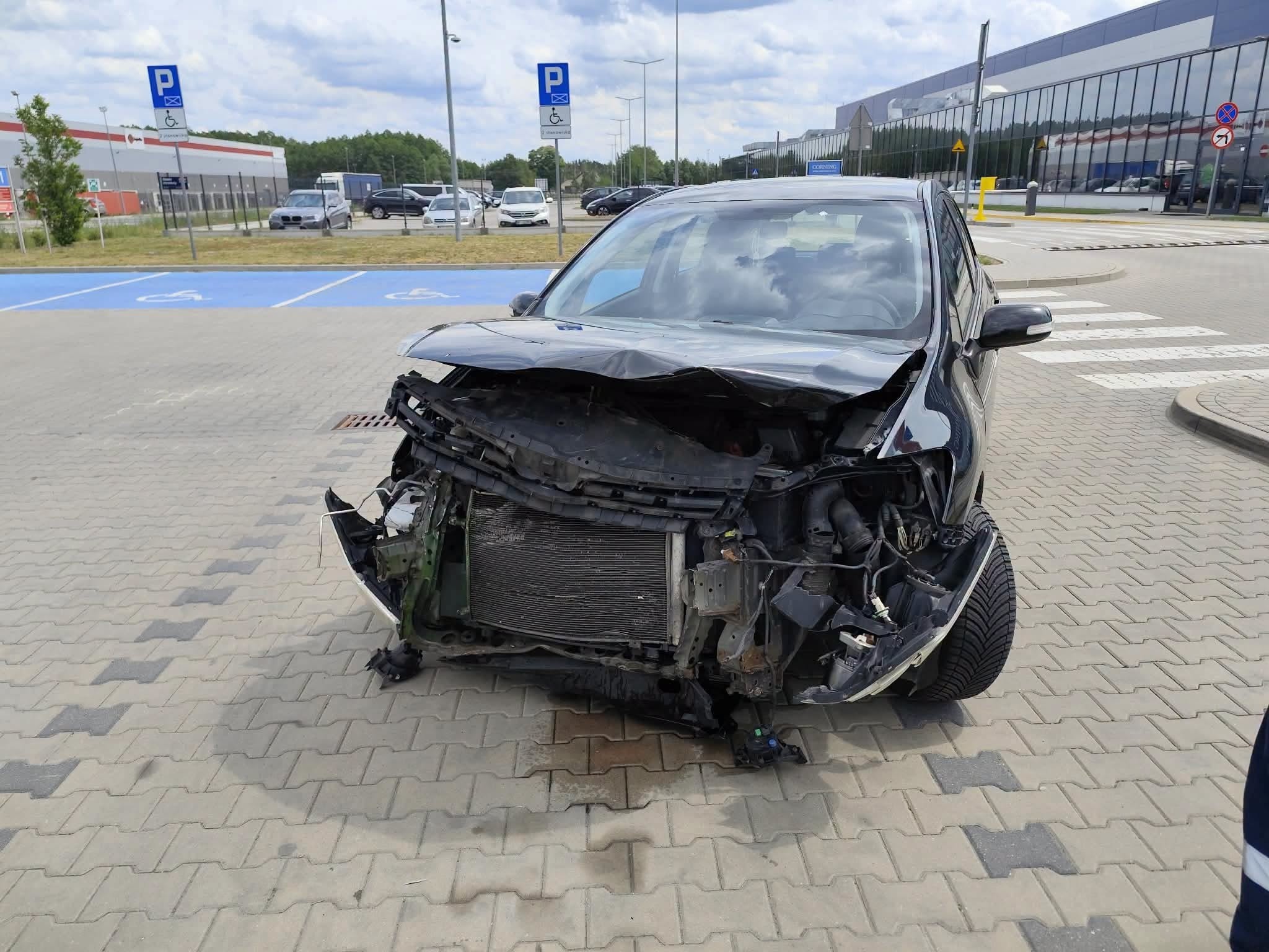 Uszkodzony samochód osobowy po kolizji dwóch pojazdów w Mszczonowie