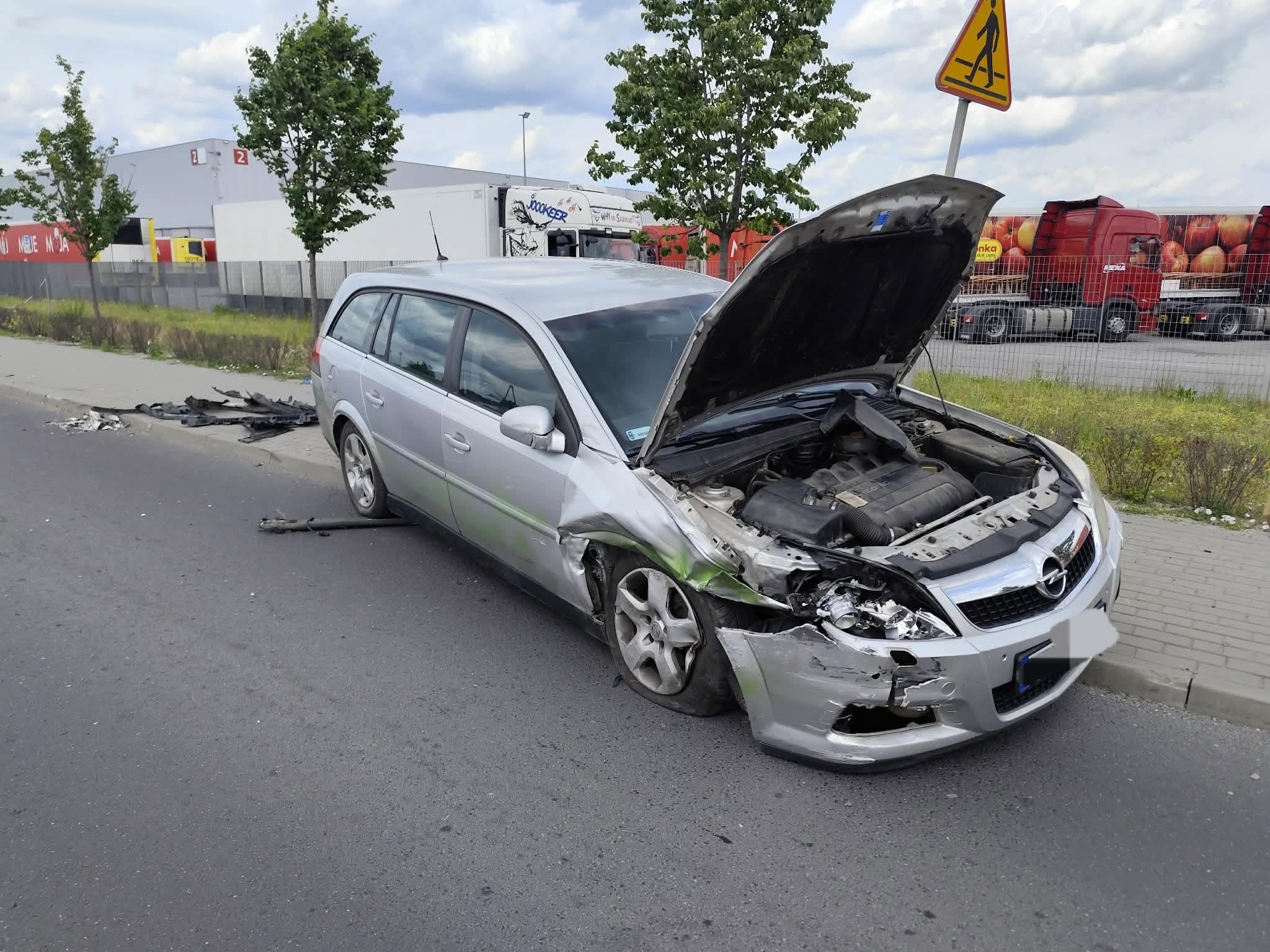 Drugi uszkodzony samochód osobowy po kolizji w Mszczonowie