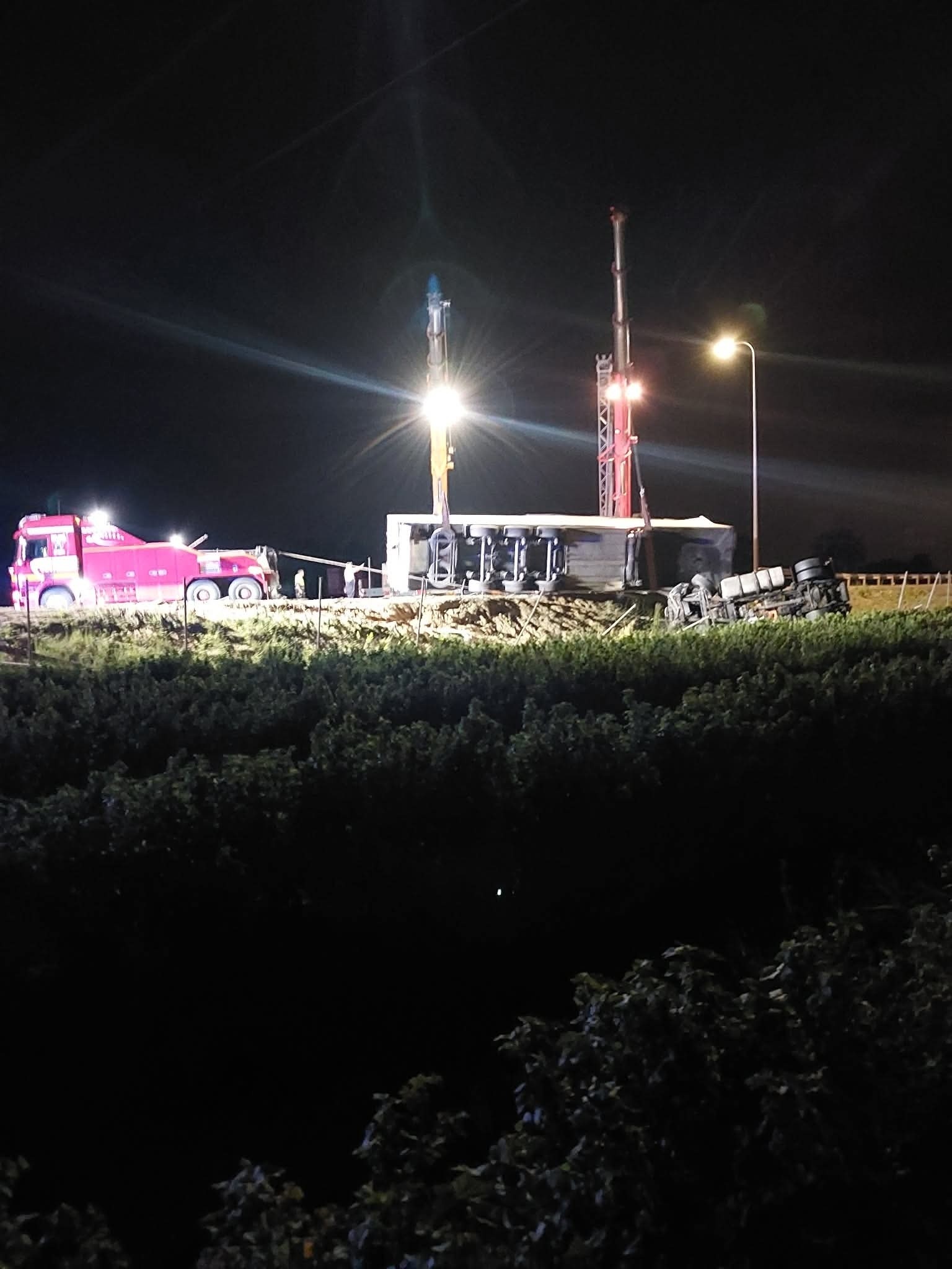 Działania nocne po kolizji samochodu ciężarowego na trasie S8 w Kuranowie