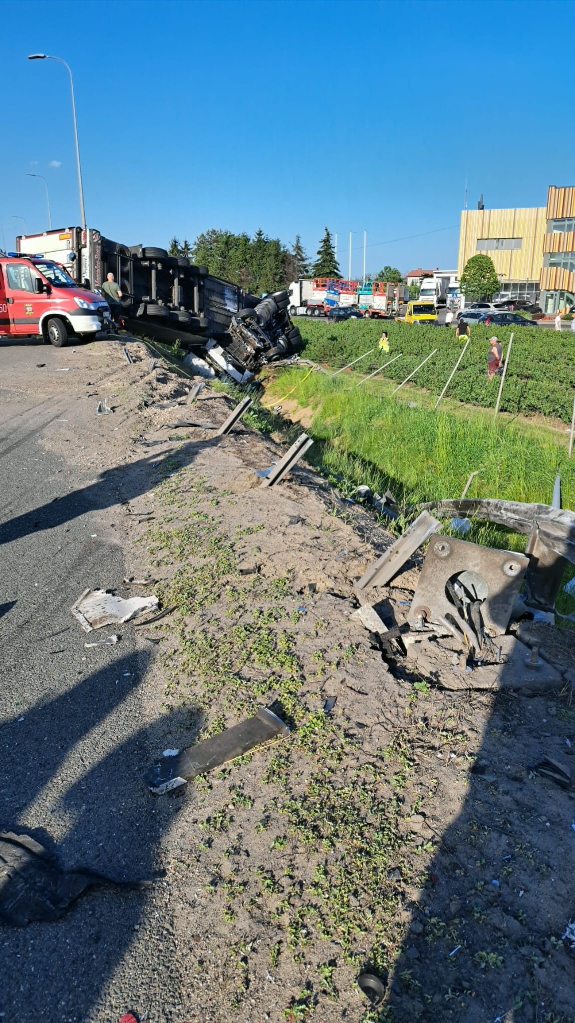 Miejsce kolizji samochodu ciężarowego i osobowego na trasie S8 w Kuranowie