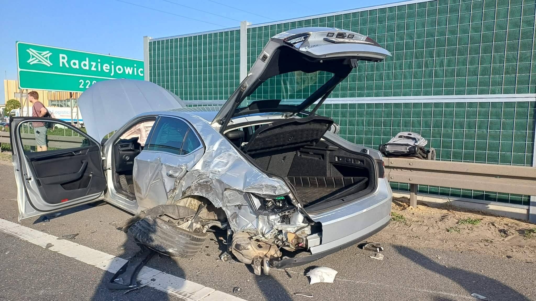 Uszkodzony samochód osobowy po kolizji na trasie S8 w Kuranowie