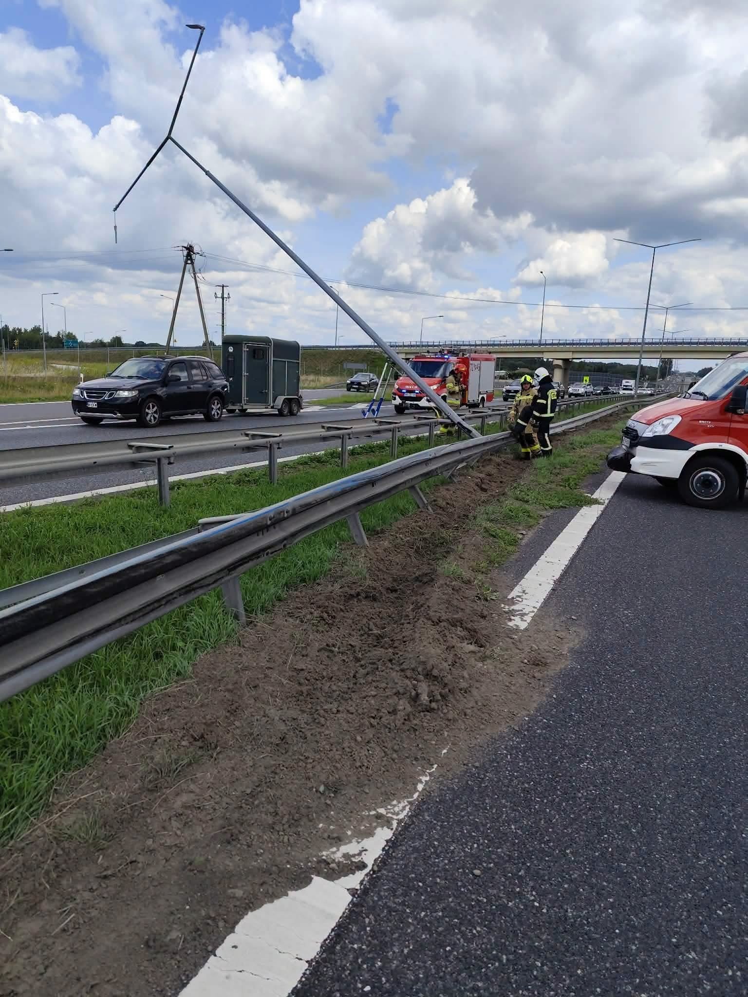 Strażacy podczas działań po kolizji samochodu osobowego i ciężarówki na S8 w Adamowicach