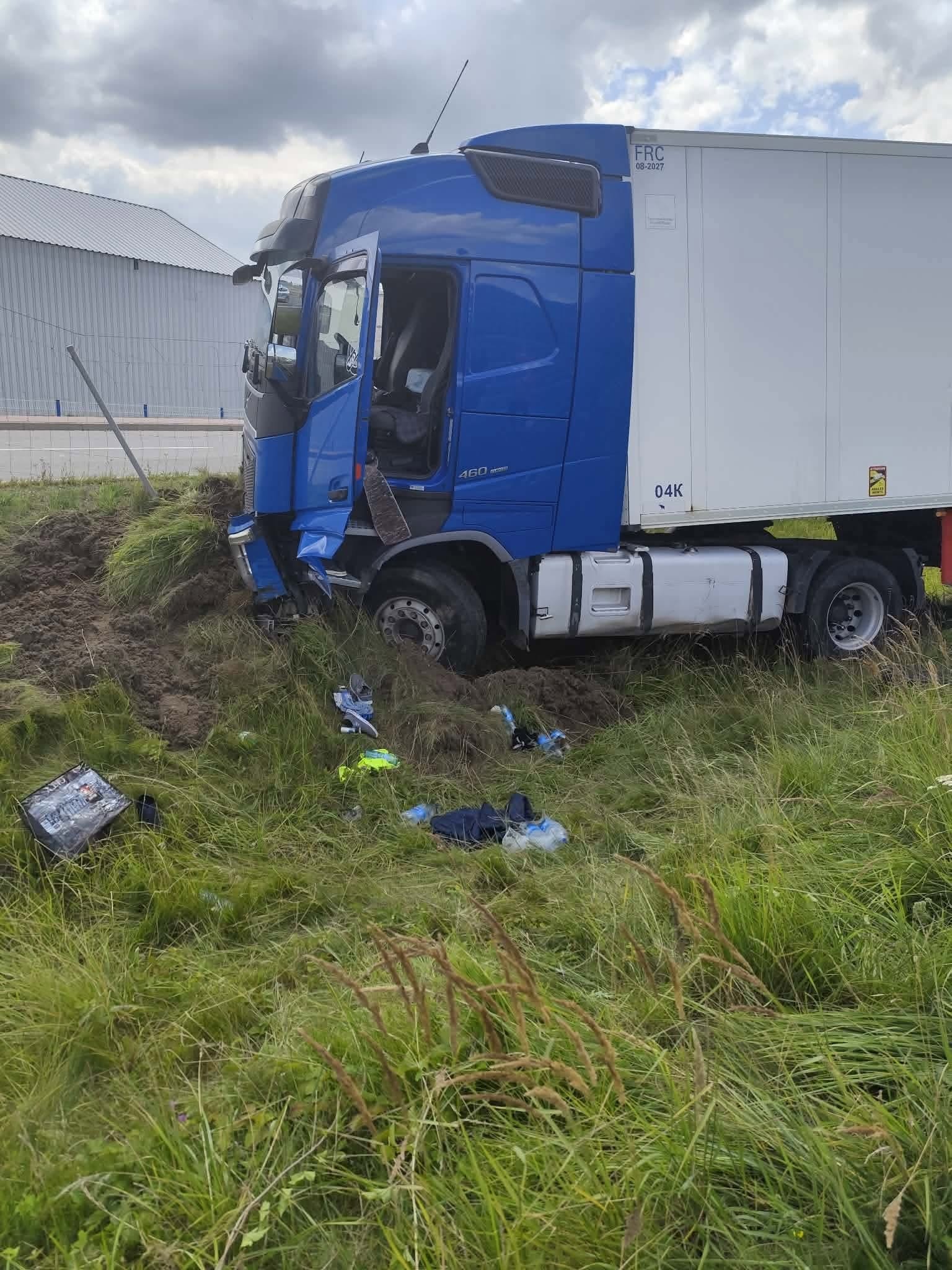 Uszkodzona ciężarówka poza jezdnią po kolizji na trasie S8 w Adamowicach