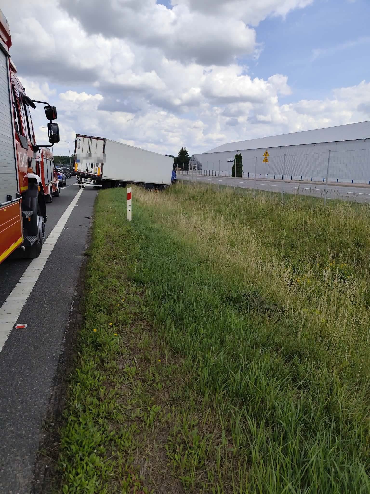 Ciężarówka poza jezdnią oraz pojazdy służb ratunkowych na trasie S8 w Adamowicach