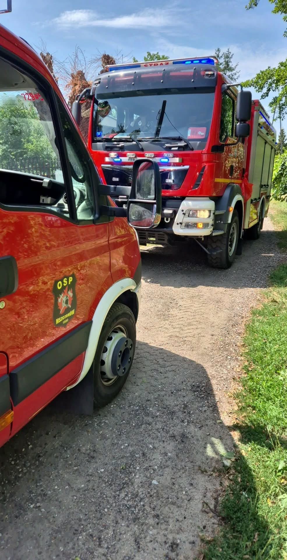 OSP Mszczonow and PSP Zyrardow vehicles during a rescue operation