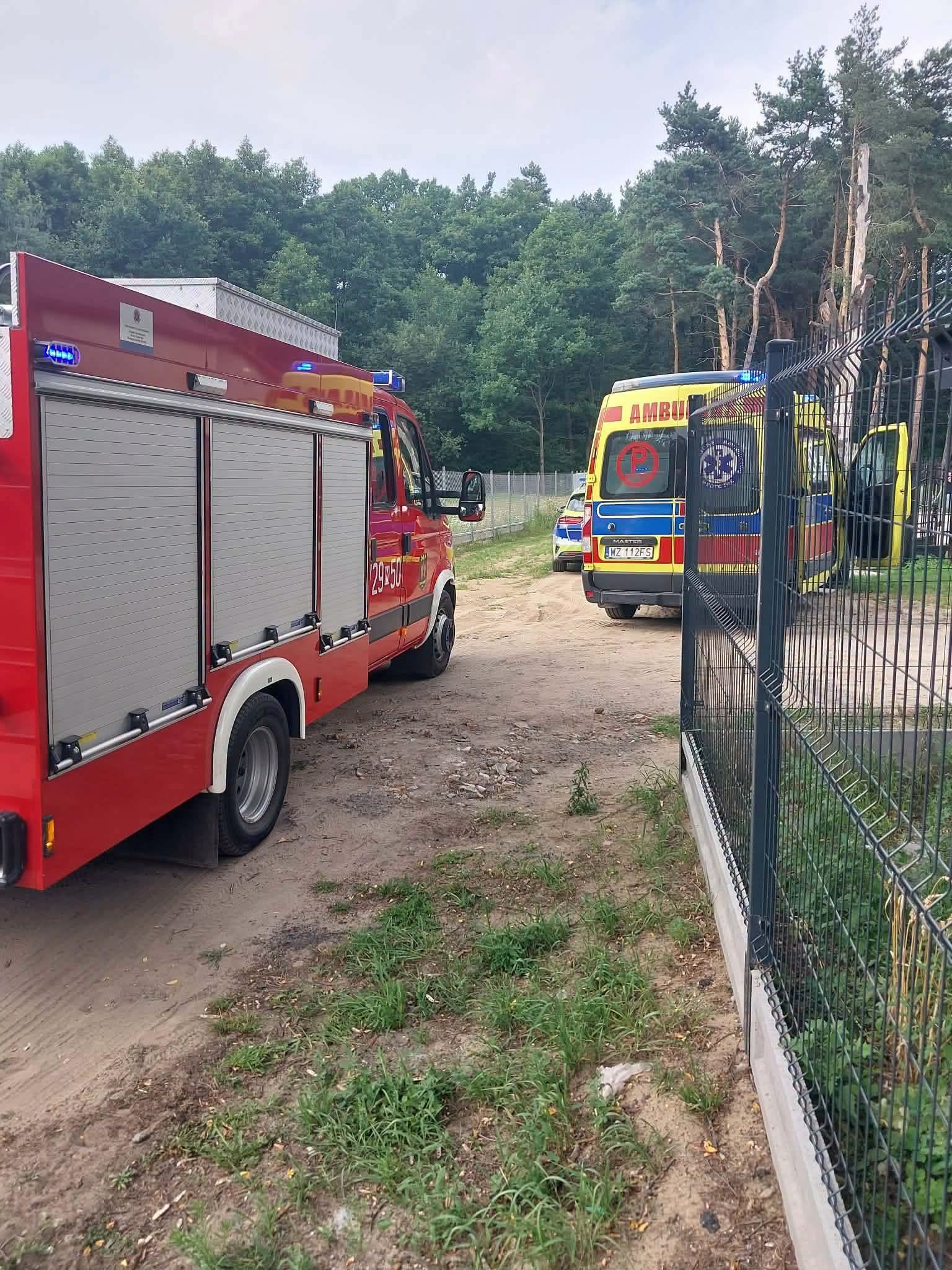 Pojazd OSP Mszczonów i ambulans podczas działań w Markowie Towarzystwie