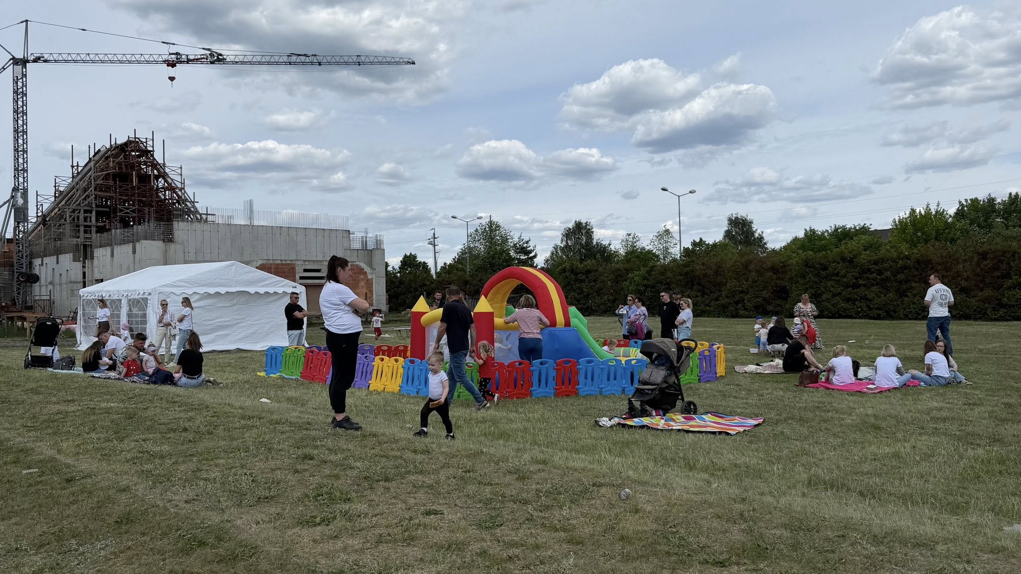 Rodziny i dzieci podczas Pikniku Rodzinnego Publicznego Przedszkola Bajkowa Kraina