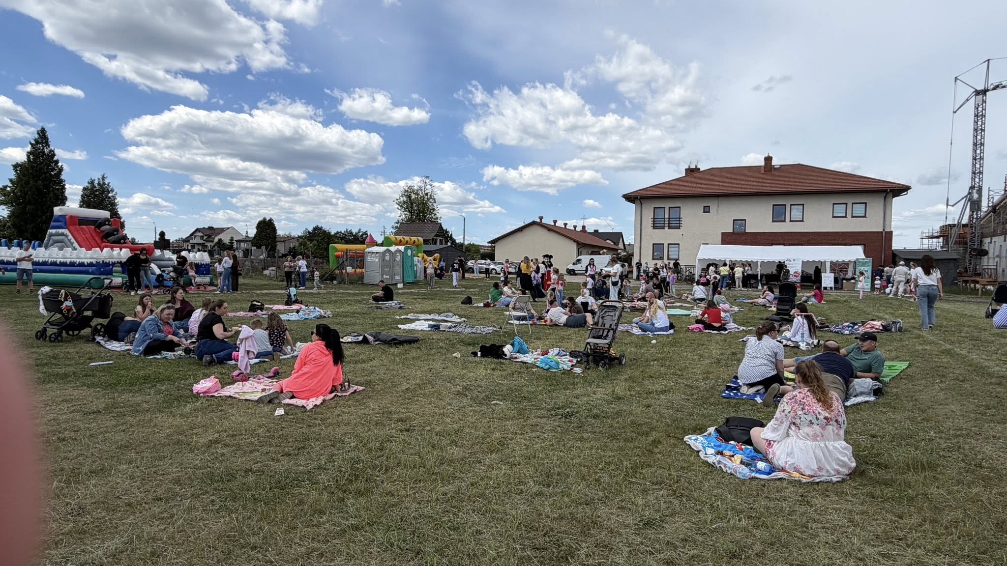 Uczestnicy Pikniku Rodzinnego Bajkowa Kraina na terenie parafii