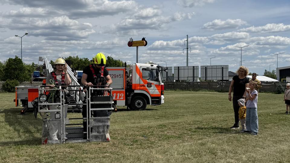 Strażacy OSP Mszczonów prezentują podnośnik podczas pikniku