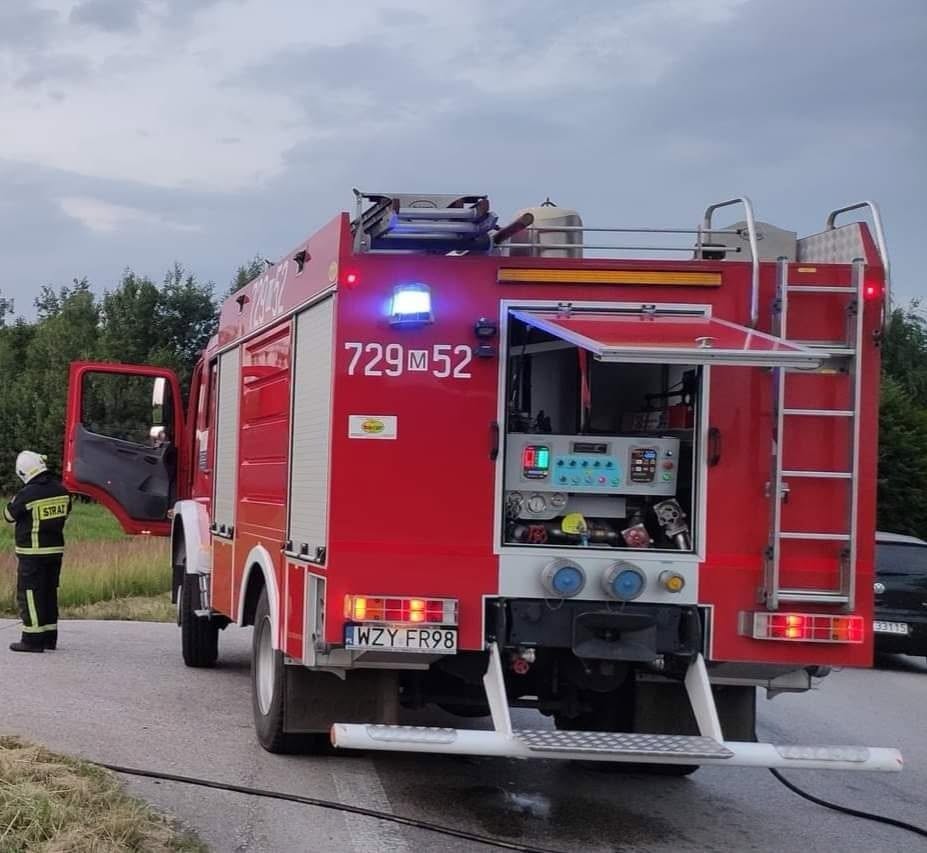OSP Mszczonow GCBA fire engine during operations at an oil spill on national road 50