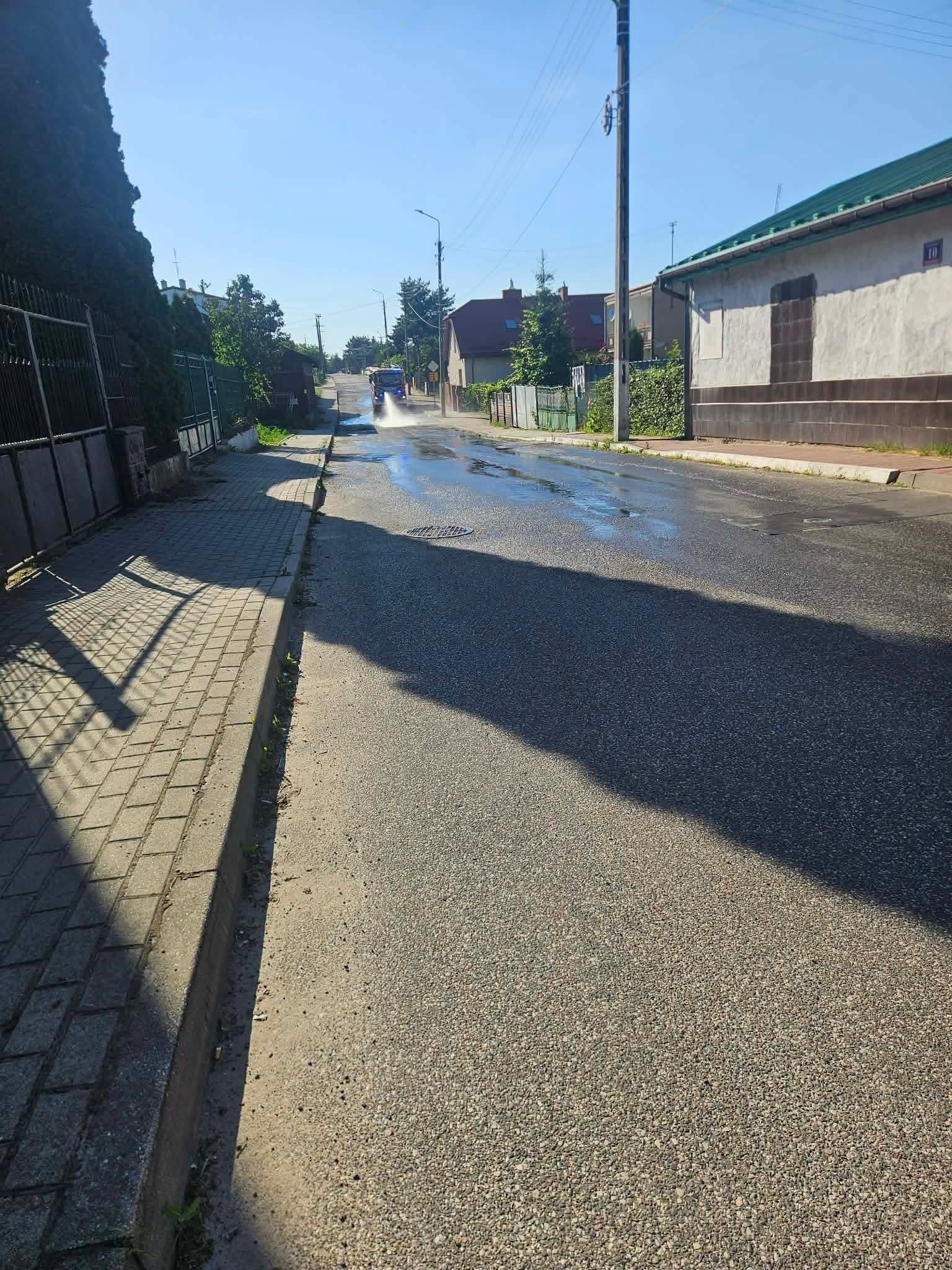 Działania OSP Mszczonów przy usuwaniu plamy ropopochodnej w Mszczonowie