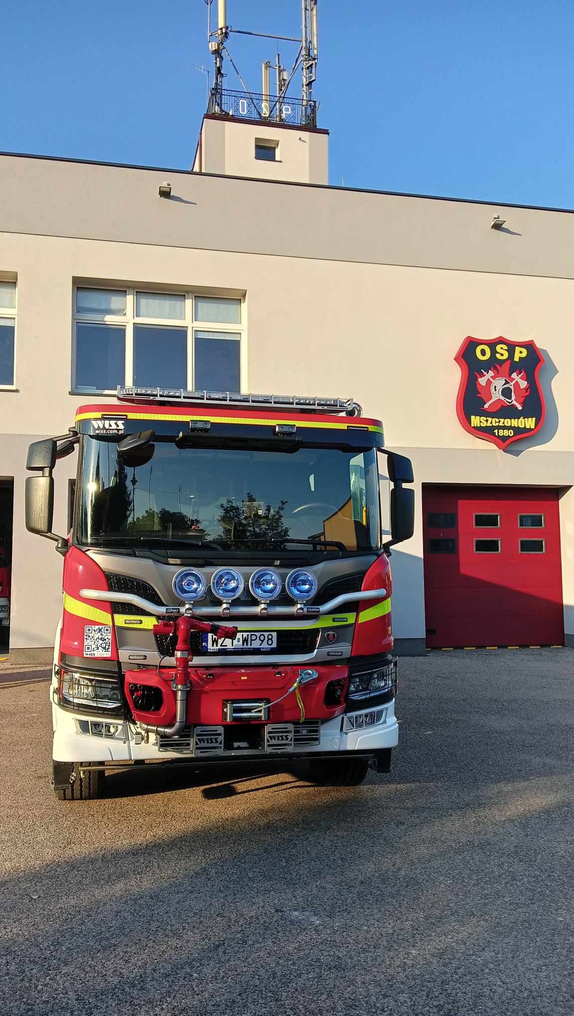 Scania OSP Mszczonów przed remizą podczas wyjazdu do plamy ropopochodnej w Mszczonowie