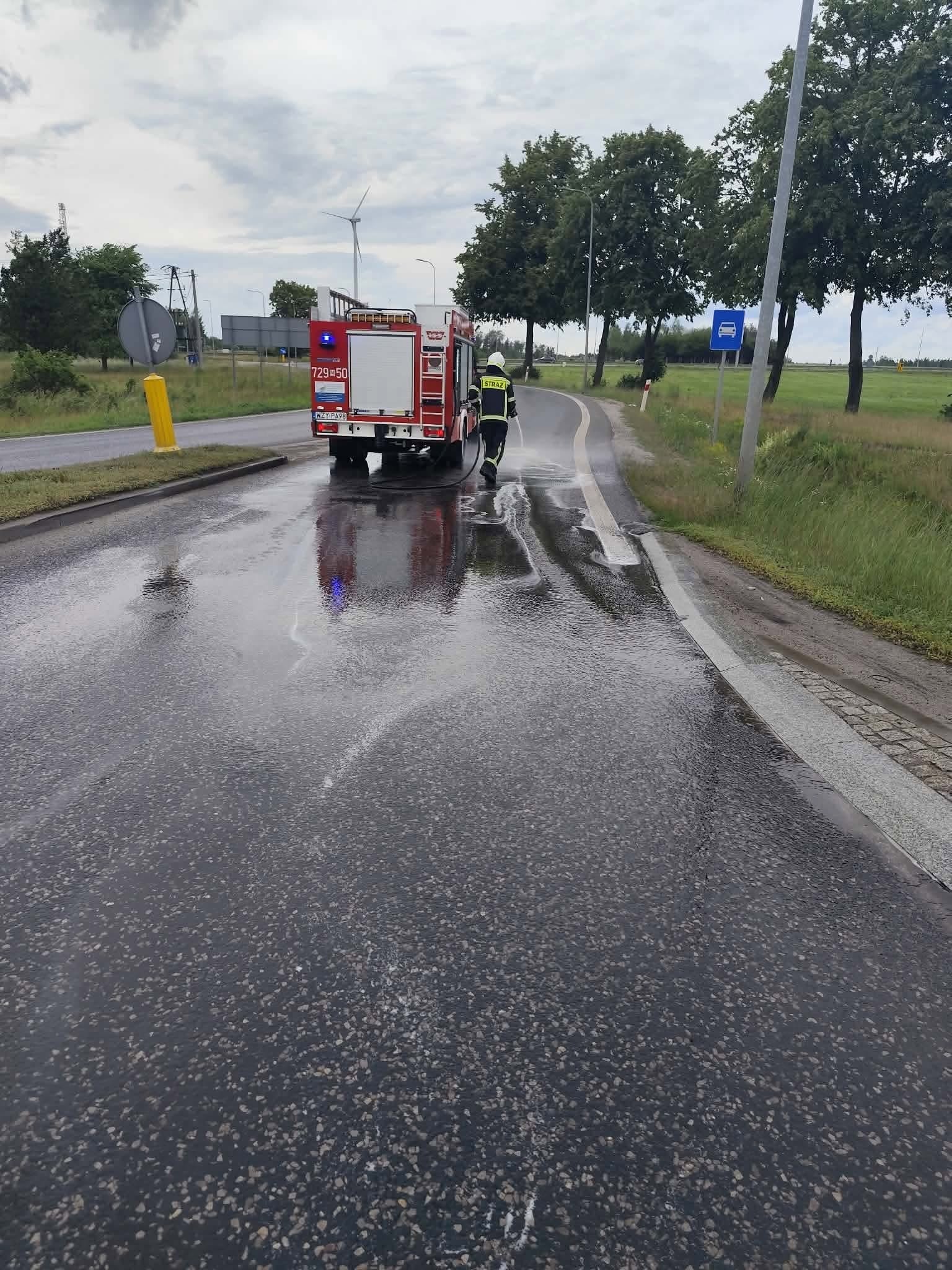 Działania OSP Mszczonów przy usuwaniu plamy powodującej śliskość na DK50 w Mszczonowie