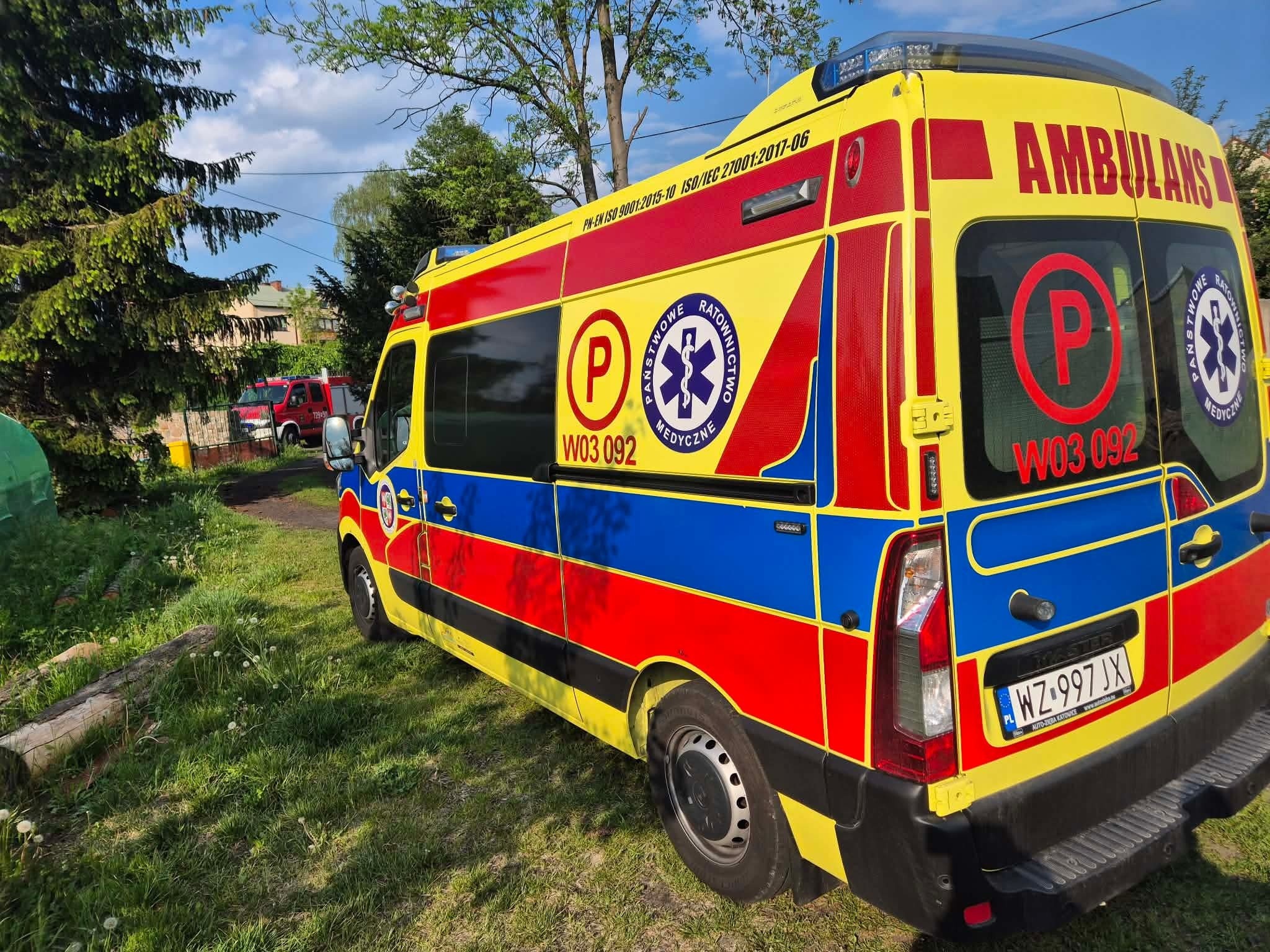 Ambulans ZRM i samochód OSP Mszczonów podczas działań pomocowych w Mszczonowie