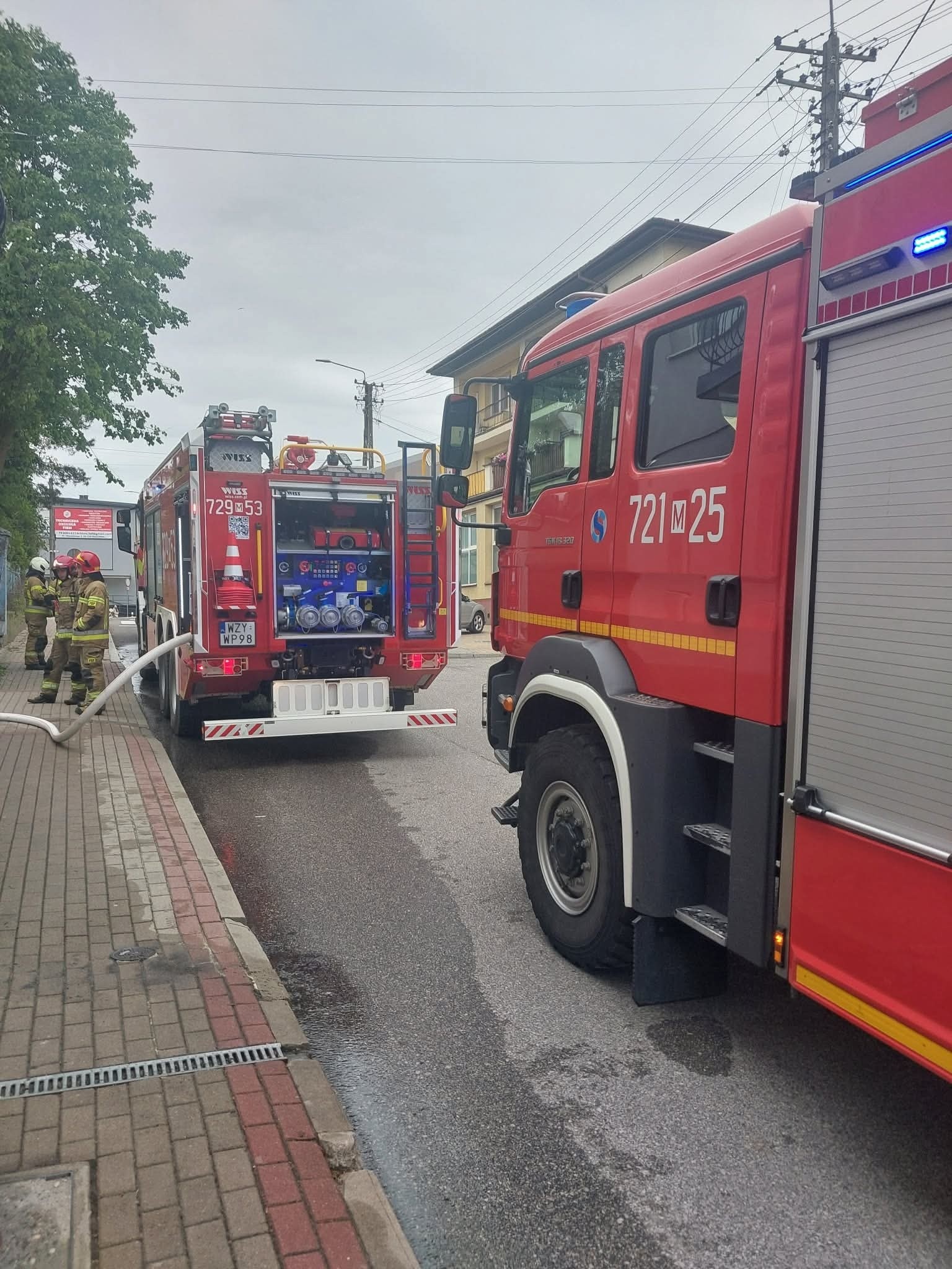 Zastępy OSP Mszczonów i PSP podczas działań przy pożarze garażu w Mszczonowie