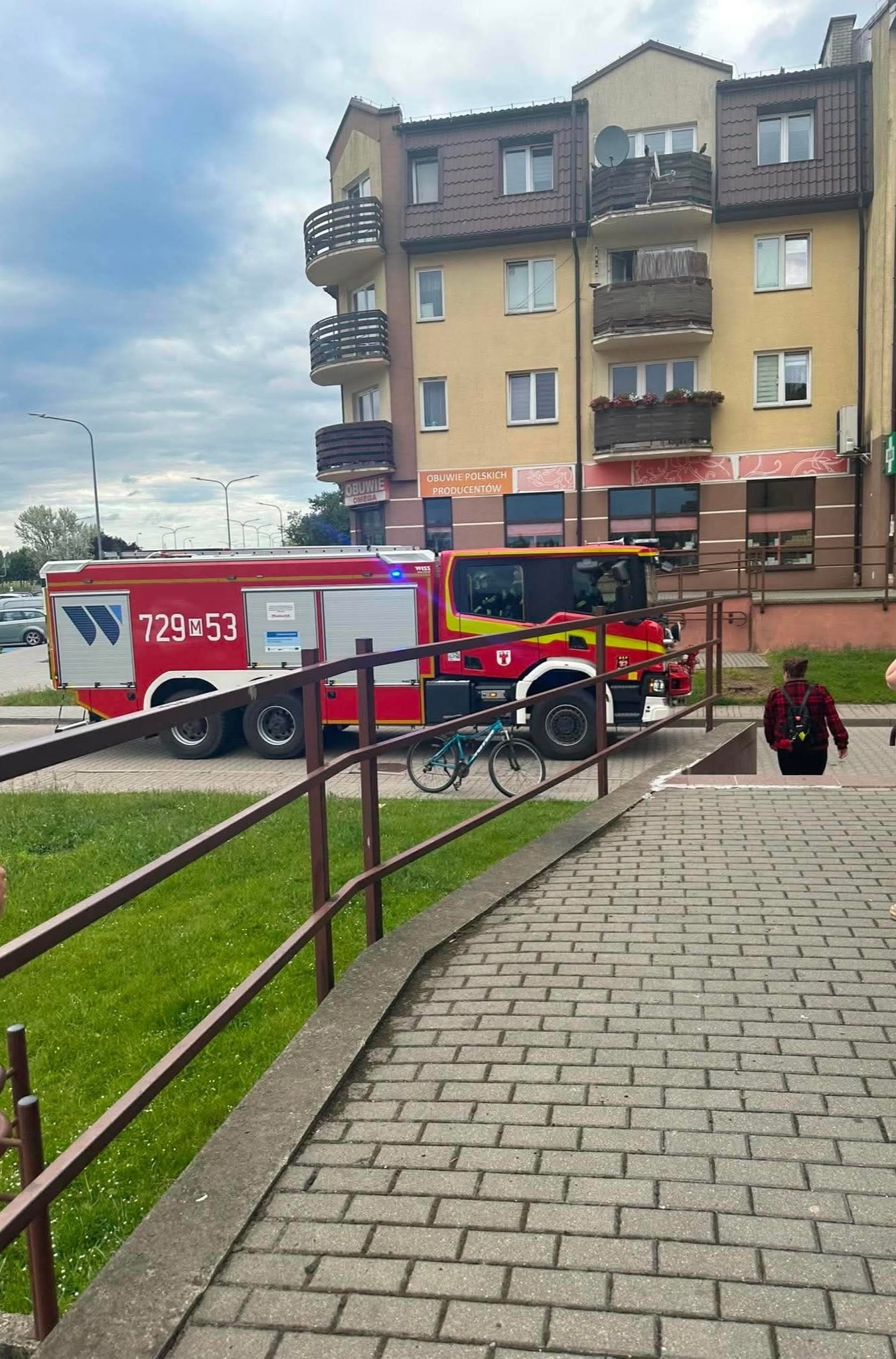 Samochód GCBA OSP Mszczonów podczas działań przy pożarze mieszkania w bloku w Mszczonowie
