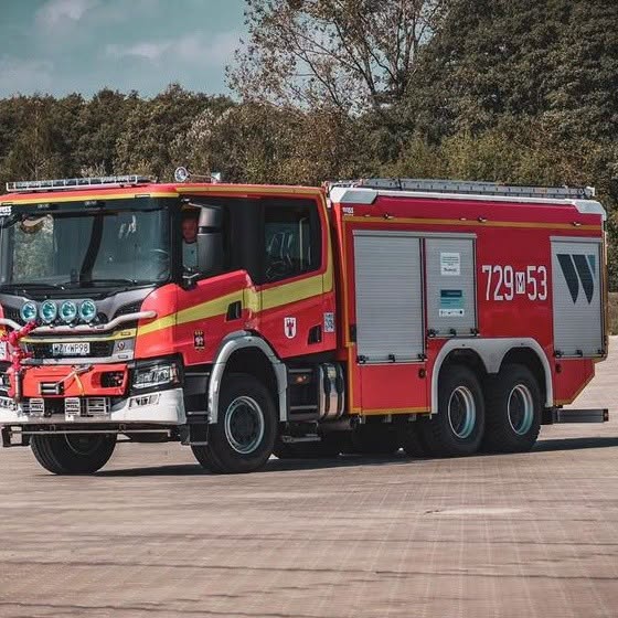 Samochód GCBA OSP Mszczonów podczas wyjazdu do pożaru samochodu osobowego w Mszczonowie