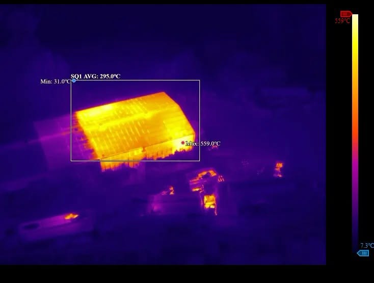 Obraz termowizyjny pożaru składowiska odpadów niebezpiecznych w Mszczonowie