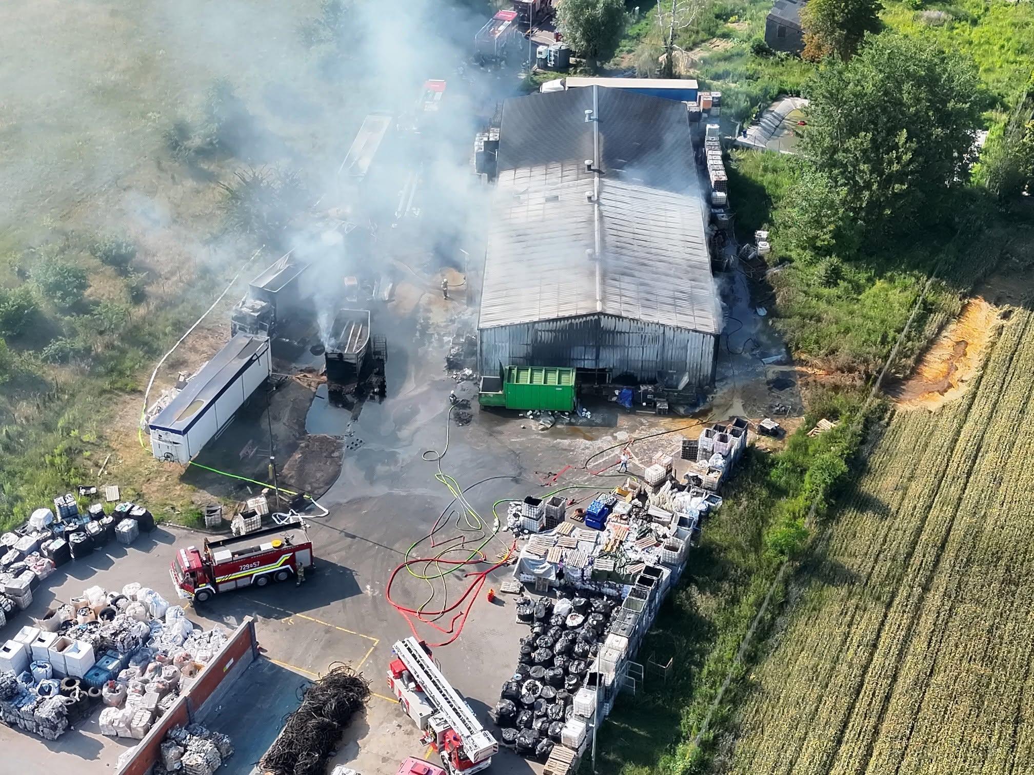 Widok z góry na działania gaśnicze przy składowisku odpadów w Mszczonowie