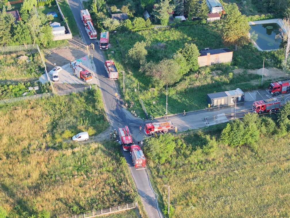 Rozstawione zastępy straży pożarnej podczas akcji gaśniczej w Mszczonowie