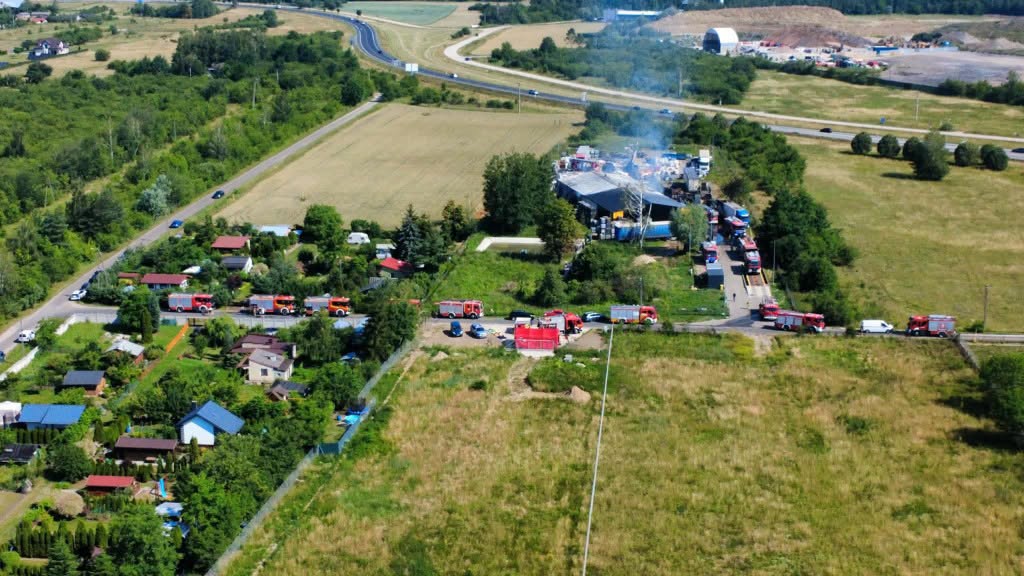 Widok z lotu ptaka na pożar składowiska odpadów w Mszczonowie