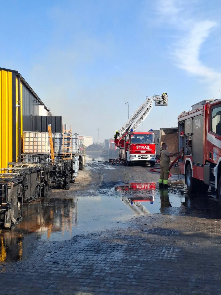 Działania gaśnicze z użyciem podnośnika przy składowisku odpadów