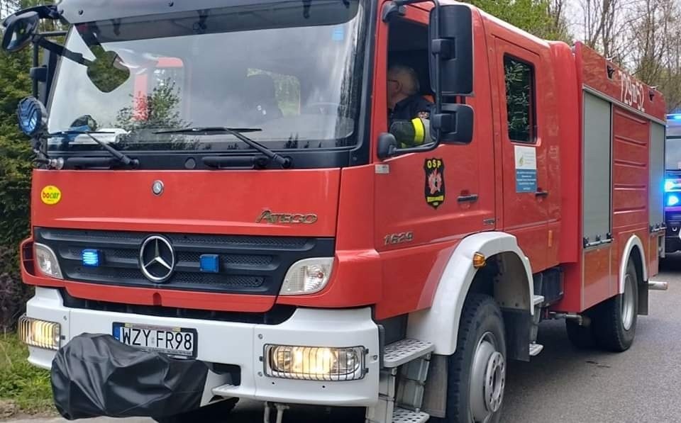 Samochód gaśniczy OSP Mszczonów podczas wyjazdu do pożaru trawy w Adamowicach