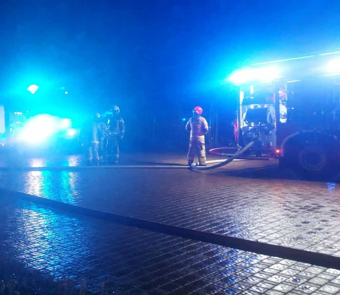 Strażacy podczas nocnych działań przy wycieku gazu w magazynie w Mszczonowie