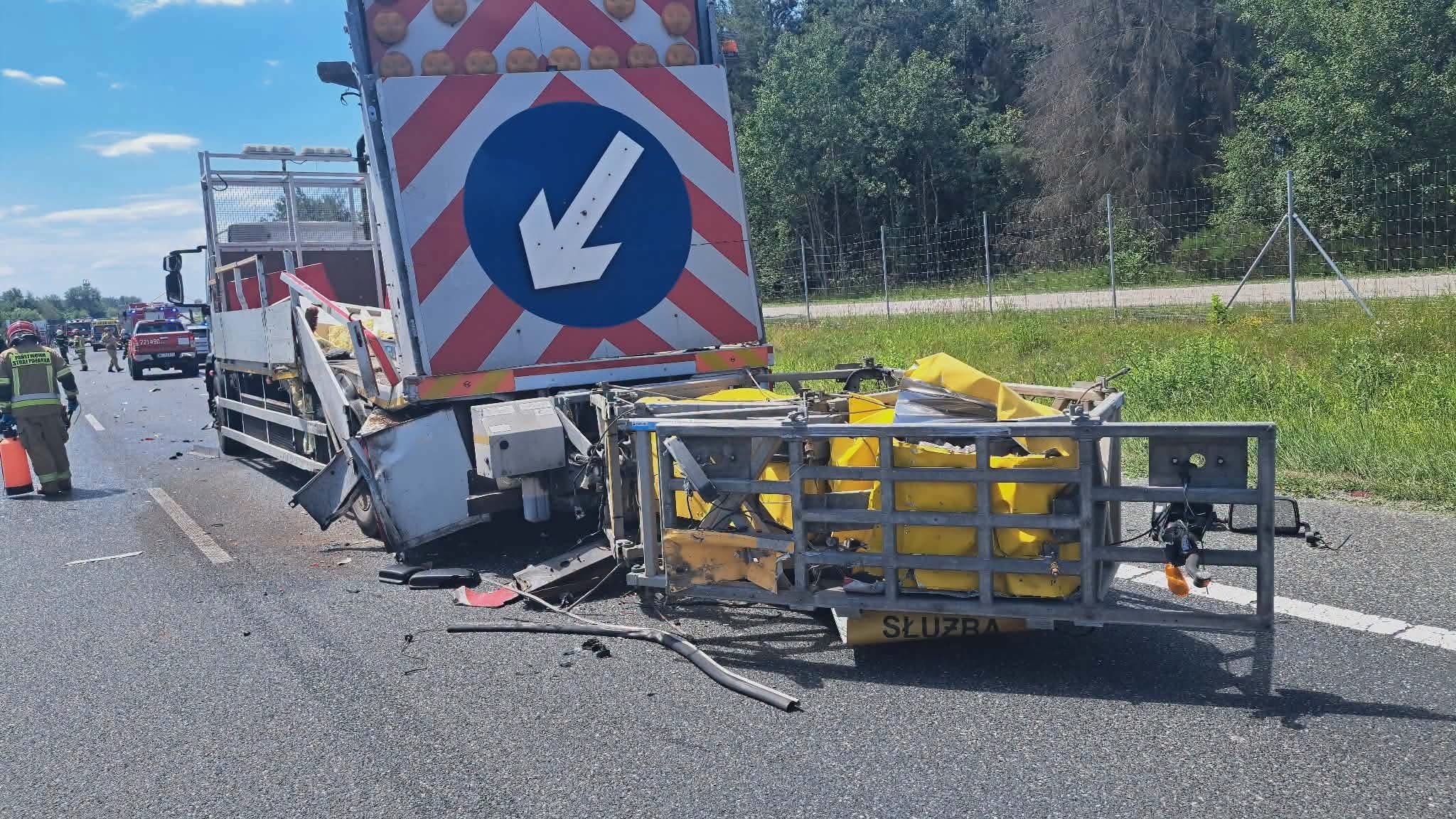 Miejsce wypadku z udziałem dwóch samochodów ciężarowych na trasie S8 w Mszczonowie