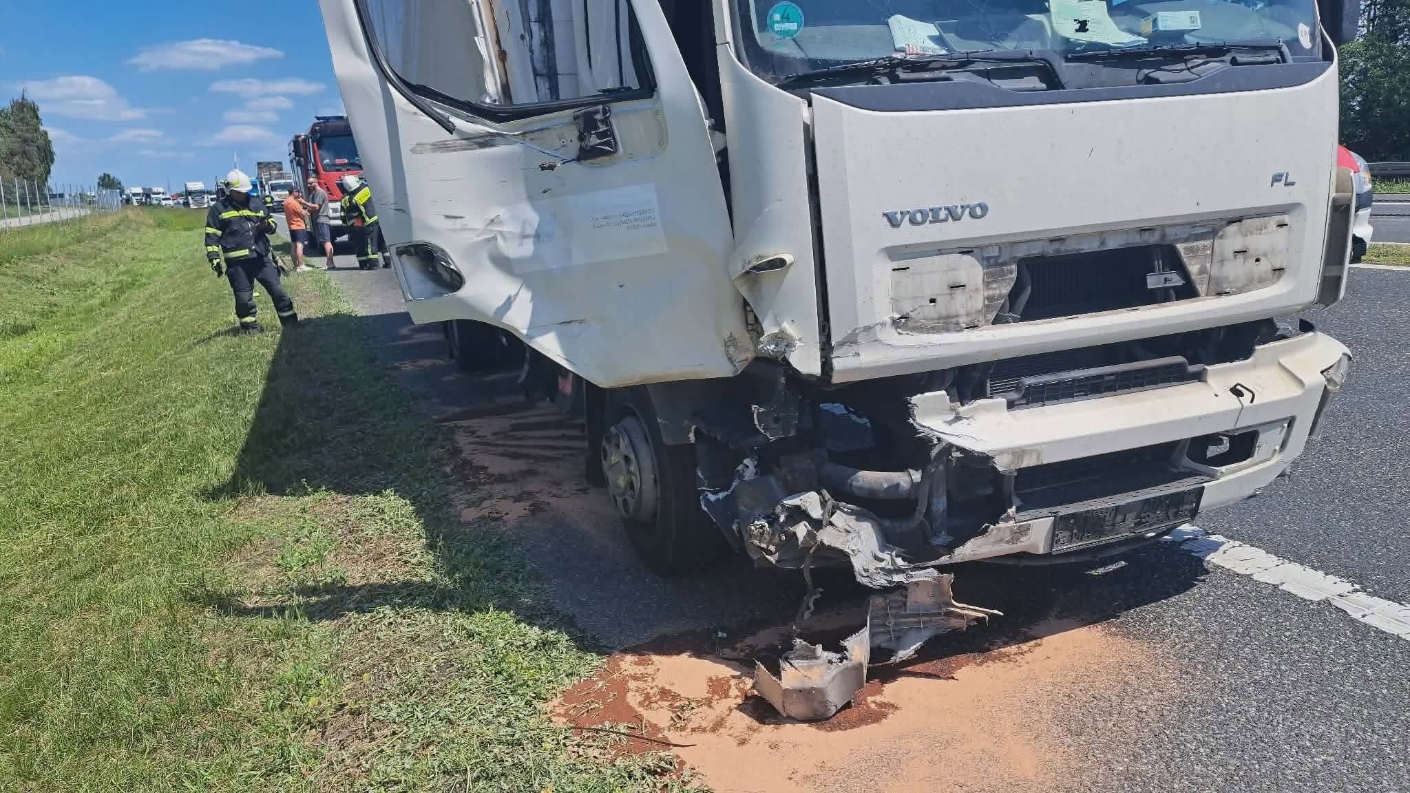 Uszkodzony samochód ciężarowy po wypadku na trasie S8 w Mszczonowie