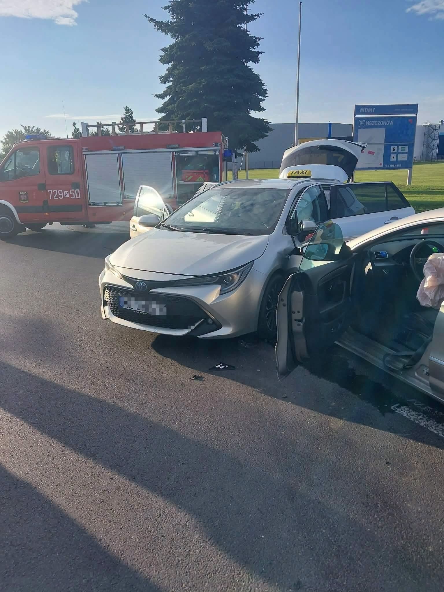 Miejsce wypadku z udziałem dwóch samochodów osobowych w Mszczonowie