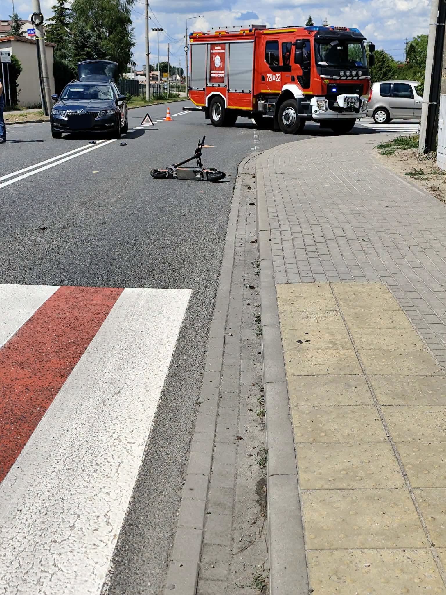 Miejsce wypadku z udziałem samochodu osobowego i hulajnogi w Mszczonowie