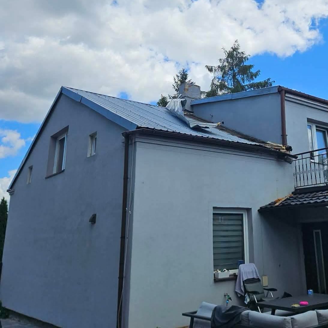 Damaged roof of a building in Markow Towarzystwo